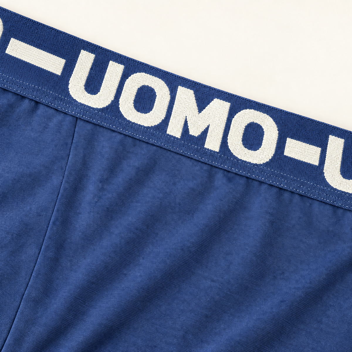 Détail des lettres contrastées sur la ceinture bleue d’un boxer INTIMALUX.