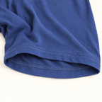 Détail de l’ourlet et des coutures de la jambe d’un boxer bleu.
